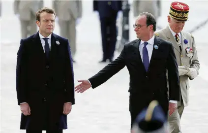  ?? Ansa/Reuters ?? Con il “papà” Emmanuel Macron con Francois Hollande; a fianco e in basso, la contestazi­one. A sinistra, Marine Le Pen