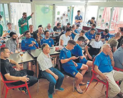  ?? FOTO: UE SANT ANDREU ?? La plantilla del Sant Andreu Se reunió en el club para seguir el sorteo de la segunda ronda de la promoción de ascenso