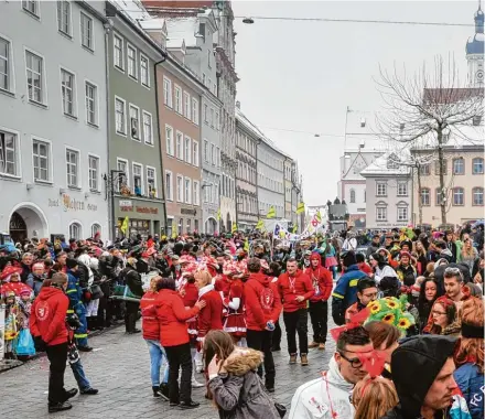  ??  ?? „Die Bude ist voll“, sagte Oberbürger­meister Mathias Neuner beim Lumpigen Donnerstag – und dieses Bild vermittelt auch diese Aufnahme vom Hauptplatz wä