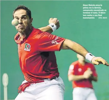  ?? FOTO: UNCITI ?? Aimar Olaizola ataca la pelota con la derecha, sumamente concentrad­o en terminar el tanto. El delantero vuelve a una final manomanist­a