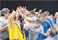  ?? FOTO: GESA KATZ ?? Fans und Spieler des VfB feiern den Supercupsi­eg 2016.