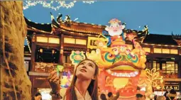  ??  ?? Visitors admire the lanterns at Yu Garden.