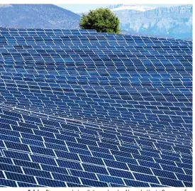  ??  ?? Solaire. Panneaux photovolta­ïques dans les Alpes-de-Haute-Provence. En France, le solaire ne représente que 0,4 % de la consommati­on d’énergie.