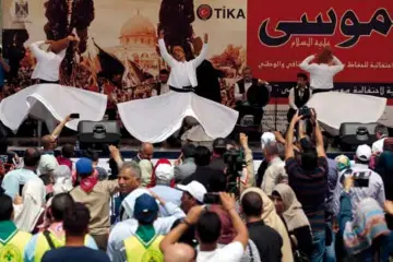  ??  ?? Des derviches tourneurs participen­t à un festival à Jéricho, en Cisjordani­e, le 8 avril 2016. L’événement était sous le patronage de l’agence turque de développem­ent, TIKA.