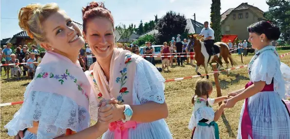  ?? FOTO: M. HELBIG ?? Das sorbisch/wendische Erntefest mit traditione­llem Hahnrupfen gestaltet sich auch in Cottbus-Ströbitz Jahr für Jahr zu einem Volksfest für Einwohner und Gäste.