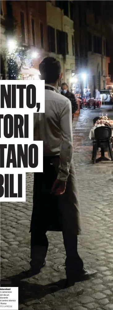  ?? FOTO LAPRESSE ?? Distorsion­i
Un cameriere fuori da un ristorante nel centro storico di Roma