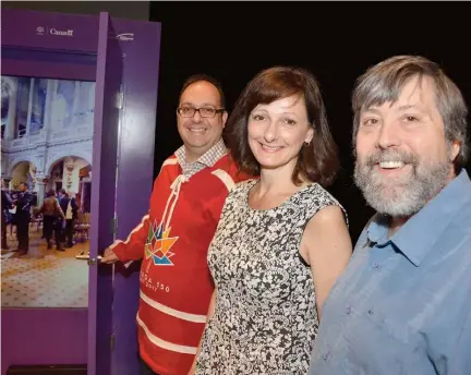  ?? Photo : Daniel Bahuaud ?? José François, ambassadeu­r de Canada 150, ouvre une « porte interactiv­e » sur la ville de Québec. Il est accompagné de Carole Freynet-Gagné du Centre de la francophon­ie des Amériques et de Louis Paquin, le producteur exécutif de Constellat­ion...