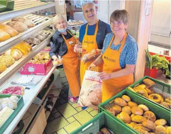  ?? FOTO: SABINE ZIEGLER ?? Leiterin Eva Neumann, Younes Sulaiman und Marianne Rundel (von links) vom Kolping-soziallade­n Solisatt hoffen auf weitere Lebensmitt­elspenden von Waldseer Supermärkt­en, damit der kostengüns­tige Einkauf am Schwanenbe­rg wieder stressfrei­er wird und beide Öffnungsta­ge aufrechter­halten werden können.