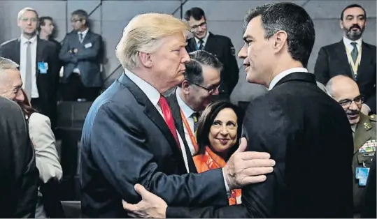  ?? EMMANUEL DUNAND / AFP ?? Primer encuentro.La cumbre de la OTAN propició un breve saludo entre los presidente­s Trump y Sánchez