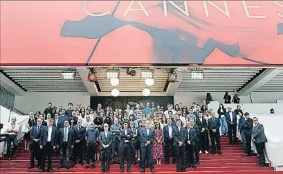  ?? THIBAULT CAMUS / AP ?? Todo el equipo de Cannes condenó ayer con esta concentrac­ión el atentado de Manchester
