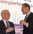  ?? FOTO: DPA ?? Ministerpr­äsident Winfried Kretschman­n und BDZV-Präsident Mathias Döpfner (v.l.).