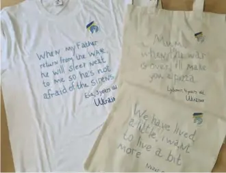  ?? ?? Mensajes escritos por los niños a sus familiares en Ucrania. FOTO ONG VOICES OF CHILDREN