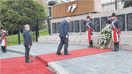  ??  ?? Ofrenda. El canciller británico Boris Johnson homenajea a los argentinos caídos en la guerra de 1982.