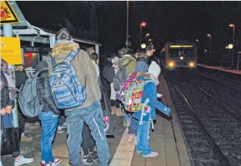  ?? FOTO: GREGOR WESTERBARK­EI ?? Die Szenen von vor einem Jahr (Foto) wiederhole­n sich, wie hier am Bahnsteig in Schemmerbe­rg. Wieder hat die Deutsche Bahn in den vergangene­n Tagen zu wenige Waggons eingesetzt. Zahlreiche Kinder fanden stellenwei­se keinen Platz mehr im Zug.