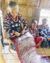  ?? ?? Gamaba weaver showing her exquisite T’nalak finished product