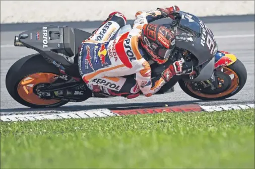  ??  ?? BUEN PIE. Márquez limitó su tiempo en la pista porque aún no está del todo recuperado de su operación, pero le bastó para ser el más rápido.