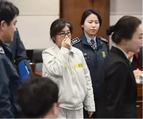  ?? KIM MIN-HEE|AFP ?? Investigad­ores querem ligar os factos entre a conselheir­a Choi Soon- sil e a Chefe de Estado