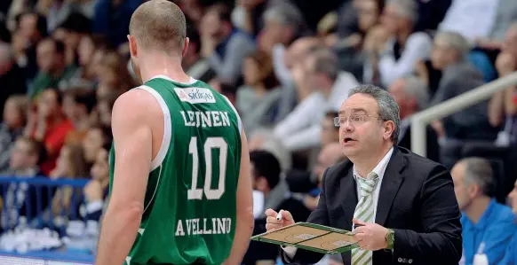  ??  ?? Insieme Stefano Sacripanti e Marty Leunen durante una partita quando entrambi erano ad Avellino (Ciamillo)