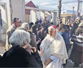  ??  ?? ► Obispo Goic en la Parroquia Sagrado Corazón de la comuna de Las Cabras.