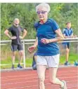  ?? FOTO: ROLF RUPPENTHAL ?? Der Rekordlauf: Melitta Czerwenka-Nagel auf dem Weg zum 400-Meter-Weltrekord.