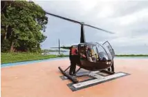  ??  ?? Pengunjung boleh menikmati panorama resort dan pantainya dengan helikopter.