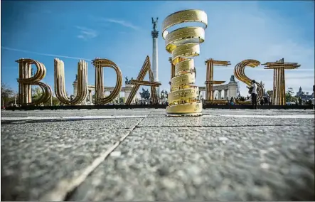  ?? FOTO: GIRO DE ITALIA ?? El precioso y majestuoso Trofeo Senza Fine tomó ayer las calles de la capital húngara con motivo del Giro de Italia