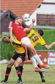  ?? Foto: Andreas Lenuweit ?? Niklas Rampp (rotes Trikot) und der FSV Dirlewang wollen gegen Lamerdinge­n un bedingt die ersten Punkte dieser Saison einfahren.