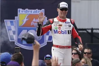  ?? STEVE HELBER — THE ASSOCIATED PRESS FILE ?? Kevin Harvick greets fans during driver introducti­ons prior to the start of a NASCAR Cup Series auto race at Richmond Raceway, Sunday, Aug. 14, 2022, in Richmond, Va.