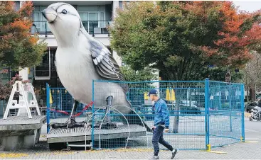  ?? RICHARD LAM/PNG ?? The City of Vancouver is considerin­g ways to discourage people from using The Birds art installati­on as a climbing apparatus or skateboard ramp.