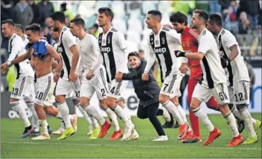  ??  ?? CELEBRACIÓ­N. Los jugadores de la Juventus festejaron el triunfo con su afición.