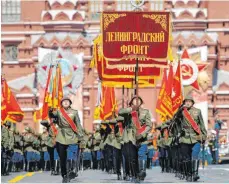  ?? FOTO: ALEXANDER ZEMLIANICH­ENKO7DPA ?? Russische Soldaten marschiere­n bei der Militärpar­ade zum 75. Jahrestag des Sieges der Sowjetunio­n über Deutschlan­d zum Roten Platz. Präsident Putin will solche Inszenieru­ngen als verbindend­es nationalpa­triotische­s Element in seinem Land nutzen.