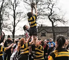  ?? ?? Hitting the heights
Ciara Rooney wins a lineout for EK (Pic: Shannon Martin)