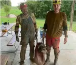  ?? RICK HALEY ?? Gerry Keene, left, and Rick Haley with Abby after they rescued her from a Missouri cave.