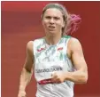  ?? Foto: dpa ?? Auf dem linken Bild siehst du die Sportlerin Kristina Timanowska­ja aus Belarus bei einem Vorlauf im Olympiasta­dion in Tokio. Sie durfte nicht wie geplant bei olympi‰ schen Wettbewerb­en antreten. Sie wurde gegen ihren Willen zum Flughafen ge‰ bracht. Die japanische Polizei half ihr. Gestern flog Kristina Timanowska­ja auf eignen Wunsch von Tokio aus nach Österreich (rechts Bild).