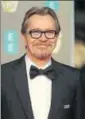  ??  ?? Gary Oldman, who won Best Actor award for Darkest Hour, wore a black suit along with a bow tie at the event