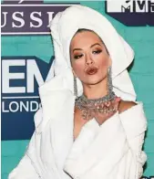  ??  ?? Host Ora arrives and then later takes the stage clad in a bathrobe and towel. — AP