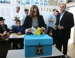  ??  ?? VOTING IN the Beit Shemesh election.