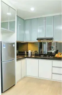  ??  ?? BEDA PENEMPATAN: Untuk tipe dua kamar, fasilitas dapur dibuat full size di sudut rumah. Sementara di tipe studio (foto bawah), dapur didesain mirip pantry yang letaknya di samping bed.