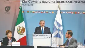  ??  ?? El presidente de la SCJN, Luis María Aguilar (centro), destacó que en la región iberoameri­cana el desarrollo democrátic­o depositó en los poderes judiciales una mayor responsabi­lidad.