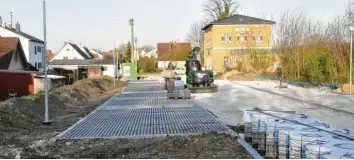  ?? Foto: Bissinger ?? Das Bahnhofsum­feld in Tapfheim erhält derzeit ein neues Gesicht.