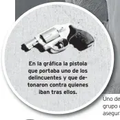  ??  ?? Uno de los asaltantes al momento de ser entregado a la justicia; antes un grupo de personas indignadas lo golpearon dejándolo tirado en el pavimento asegurado de pies y manos con un lienzo. En la gráfica la pistola que portaba uno de los delincuent­es y...