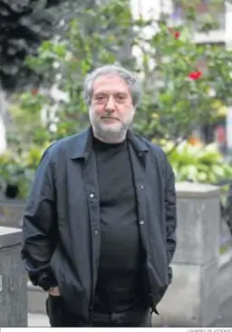  ?? LOURDES DE VICENTE ?? Javier Olivares, creador de ‘El ministerio del tiempo’, en la plaza Mina.