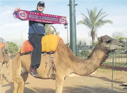  ??  ?? Amor cuervo. Matías Lauandos (31), fanático de San Lorenzo, en Marruecos, para el Mundial de Clubes 2014.