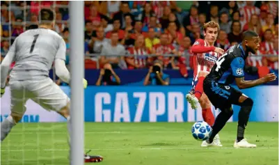  ??  ?? CERTERO. Antoine Griezmann patea al poste más lejano del portero de Brujas para darle la ventaja a los Colchonero­s.