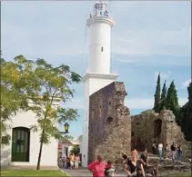  ??  ?? EL FARO. Frente a la Plaza Mayor, en el Casco Histórico, se encuentra el faro de Colonia, con increíbles vistas.