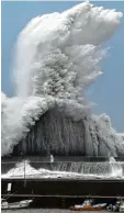  ?? Foto: I. Sakano, Kyodo News, dpa ?? Riesige Wellen krachen auf den Hafen von Aki.