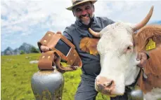  ?? FOTO: DPA ?? Almbauer Matthias Engel zeigt eine Kuhglocke mit GPS-Sender.