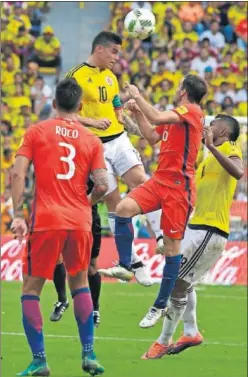  ??  ?? SIN BRILLO. James estuvo gris con Colombia ante Chile.