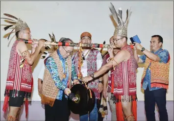  ??  ?? Uggah strikes the gong to officiate at the closing ceremony of the annual Gawai procession.