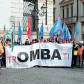  ??  ?? Corteo Lavoratori e sindacalis­ti davanti alla sede di Confindust­ria dove si è parlava di Omba (Op Brand)